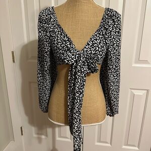 Stylish Black and White Leopard Print Women's Top